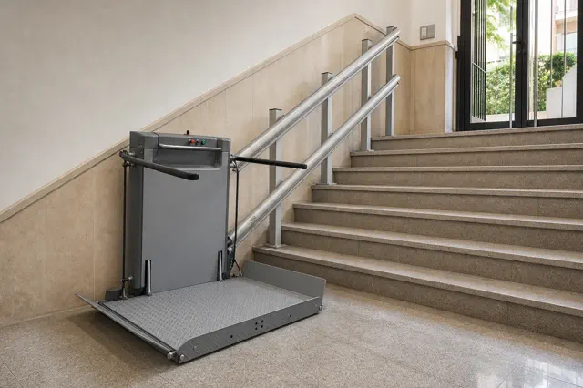 Plataforma salvaescaleras para transportar una silla de ruedas
